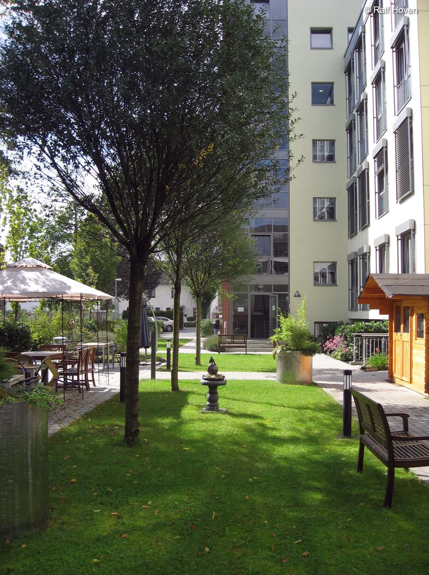 Aussenanlagen Br&uuml;hl Au&szlig;enraum Aufenthaltsqualit&auml;t Wege Betonpflaster