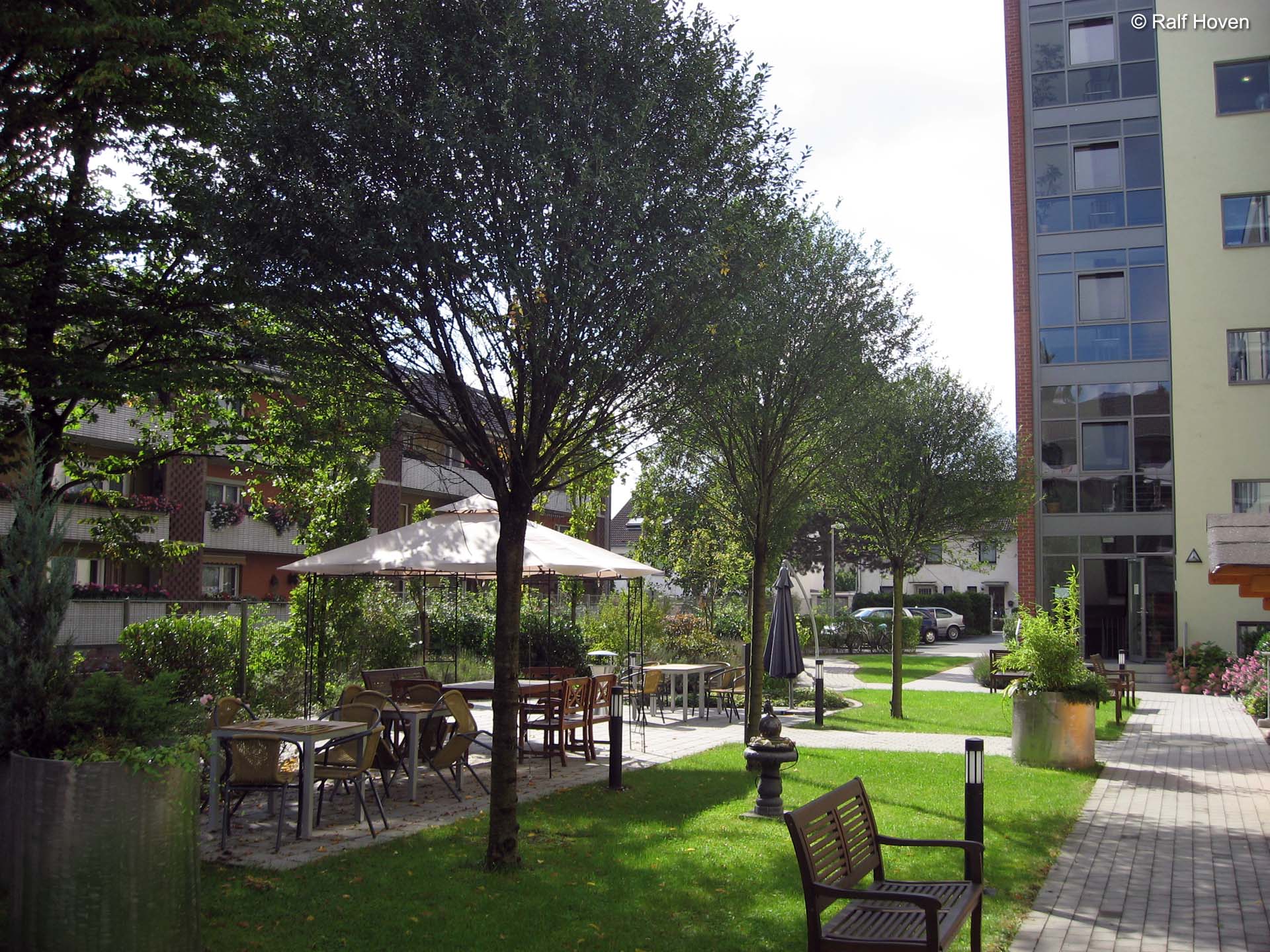 Aussenanlagen Br&uuml;hl Au&szlig;enraum Aufenthaltsqualit&auml;t Wege Betonpflaster