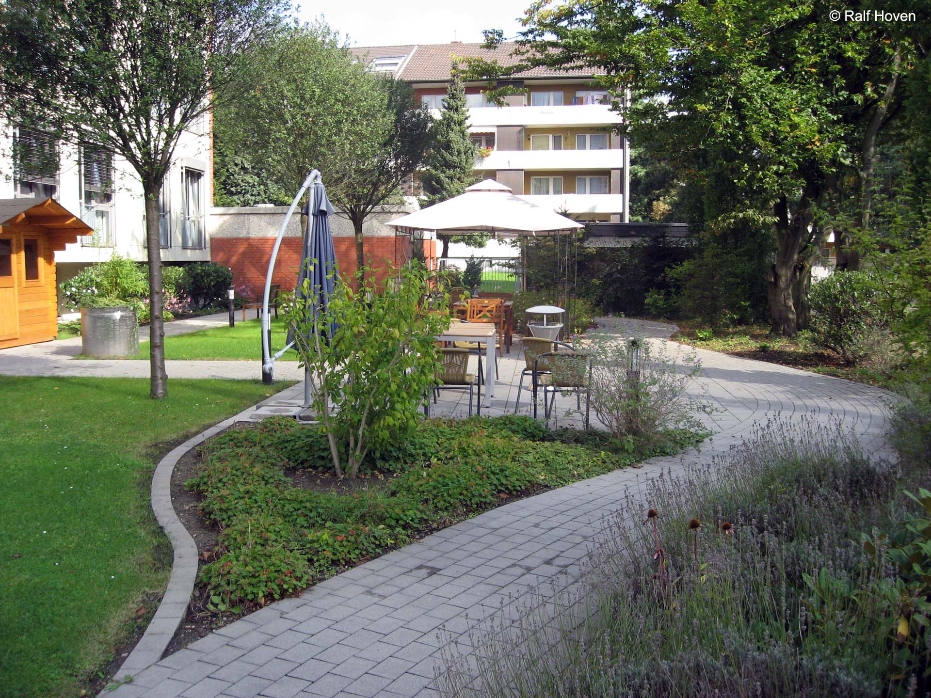 Aussenanlagen Br&uuml;hl Au&szlig;enraum Aufenthaltsqualit&auml;t Wege Betonpflaster