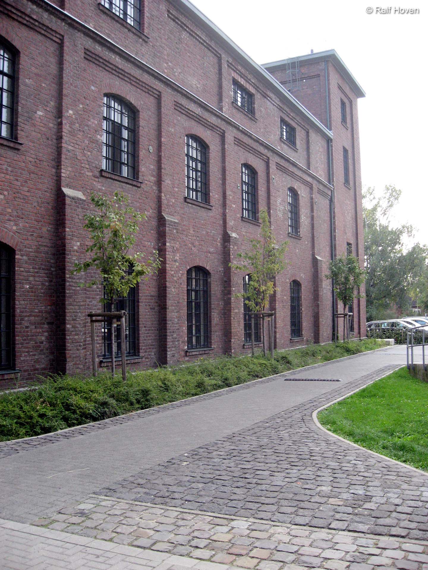 Aussenanlagen Br&uuml;hl Au&szlig;enraum Aufenthaltsqualit&auml;t Wege Betonpflaster