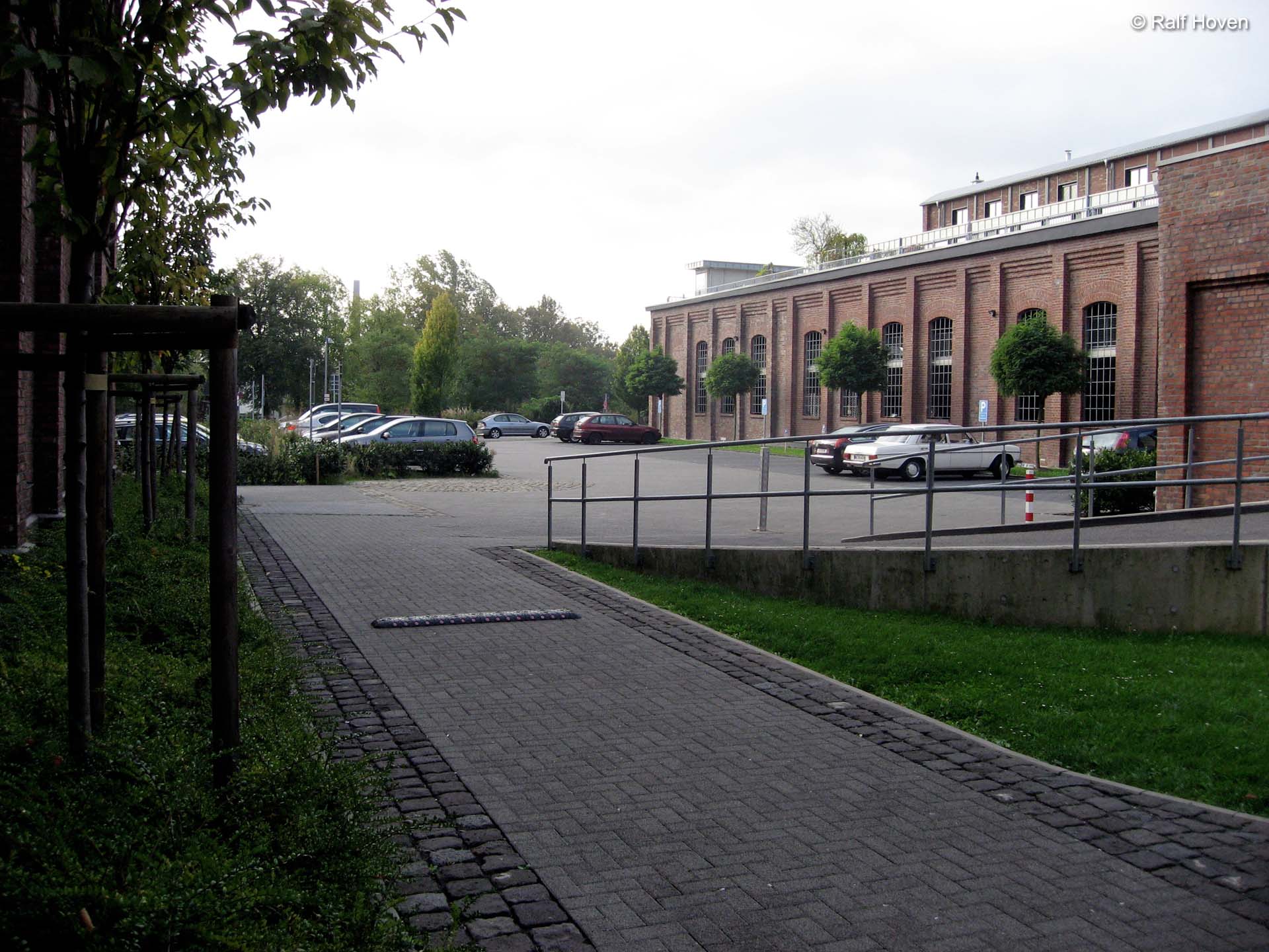 Aussenanlagen Br&uuml;hl Au&szlig;enraum Aufenthaltsqualit&auml;t Wege Betonpflaster