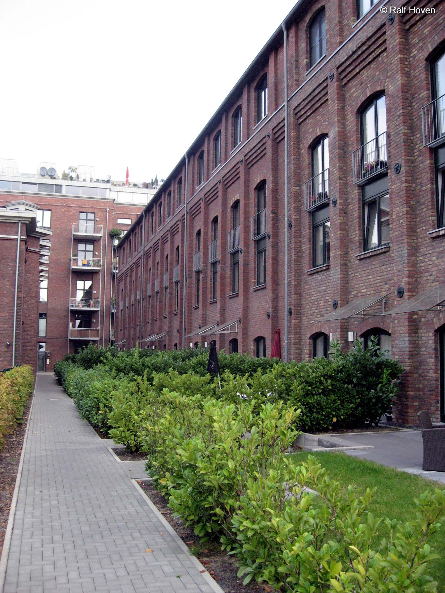 Aussenanlagen Br&uuml;hl Au&szlig;enraum Aufenthaltsqualit&auml;t Wege Betonpflaster