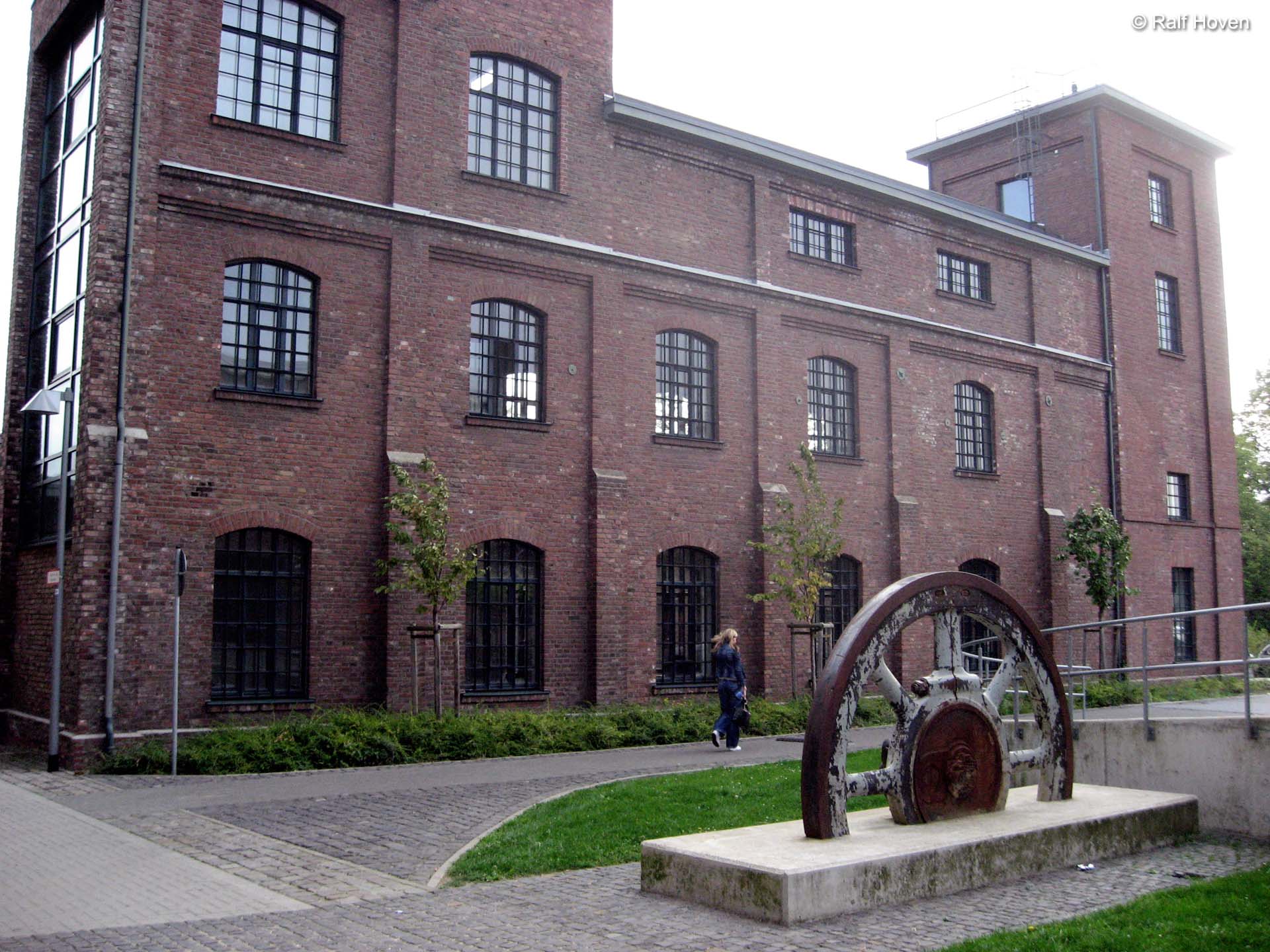 Aussenanlagen Br&uuml;hl Au&szlig;enraum Aufenthaltsqualit&auml;t Wege Betonpflaster