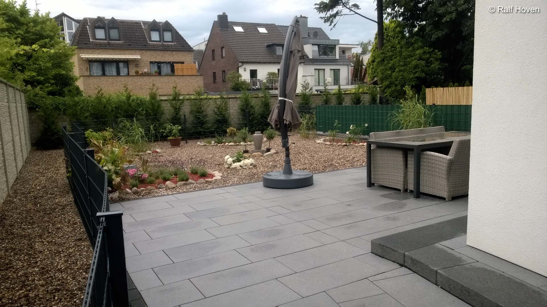 Aussenanlagen K&ouml;ln Mehrfamilienhaus Kiesgarten Betonpflaster Terrassenplatten