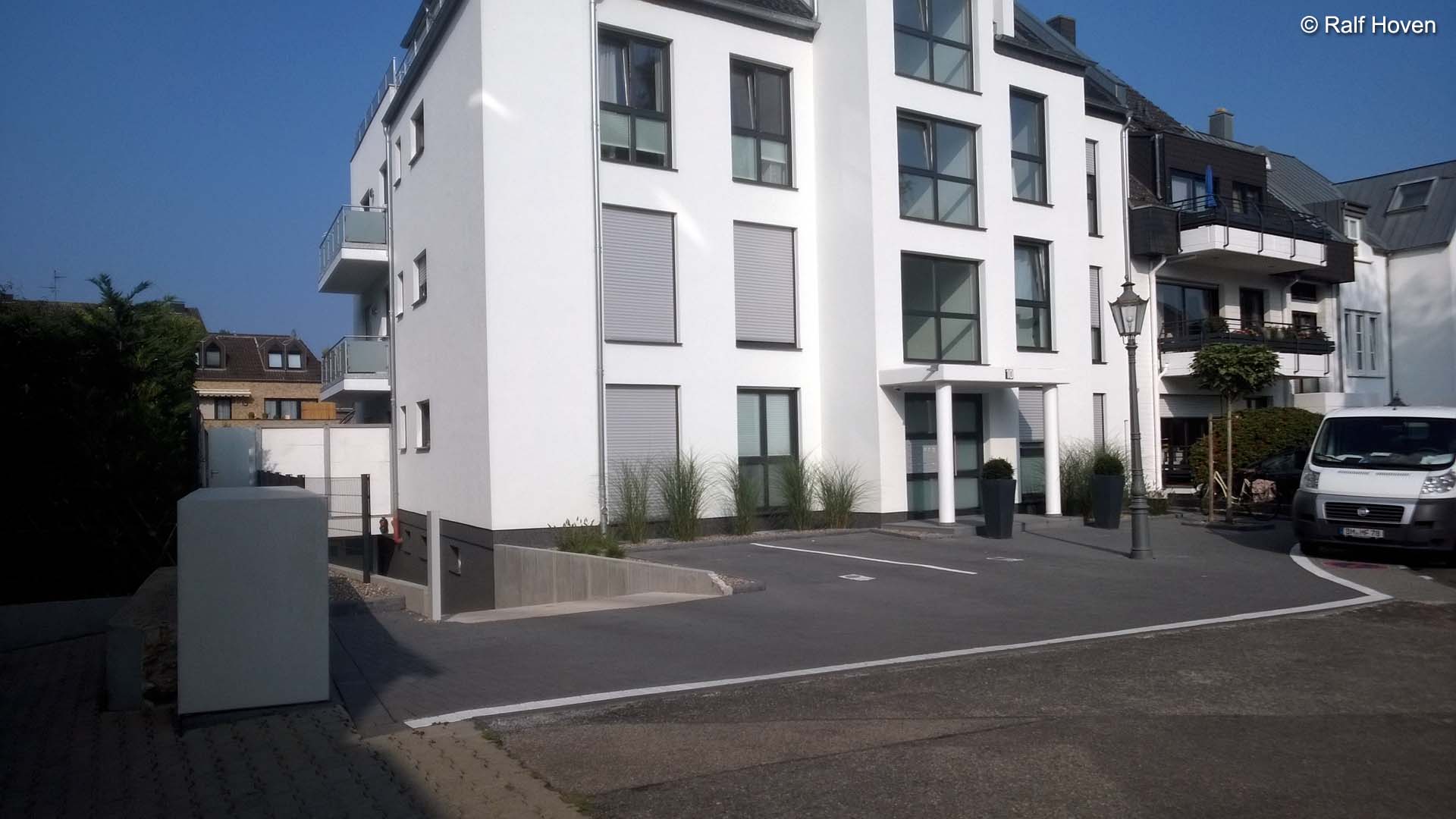 Aussenanlagen K&ouml;ln Mehrfamilienhaus Kiesgarten Betonpflaster Terrassenplatten