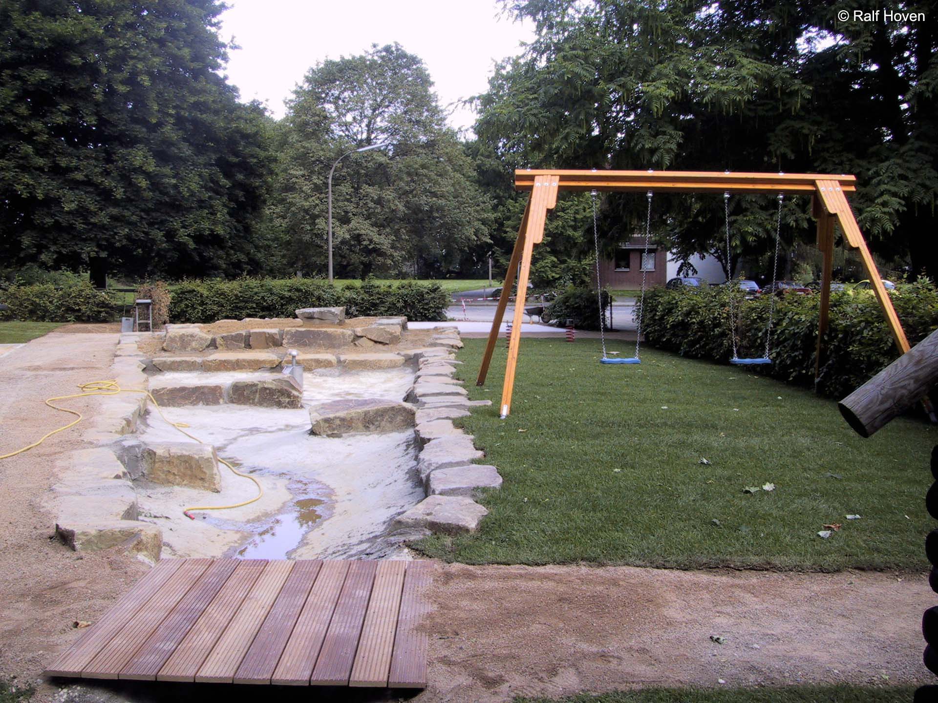 Aussenanlagen K&ouml;ln Spielplatz Spielger&auml;te Wasserrinne