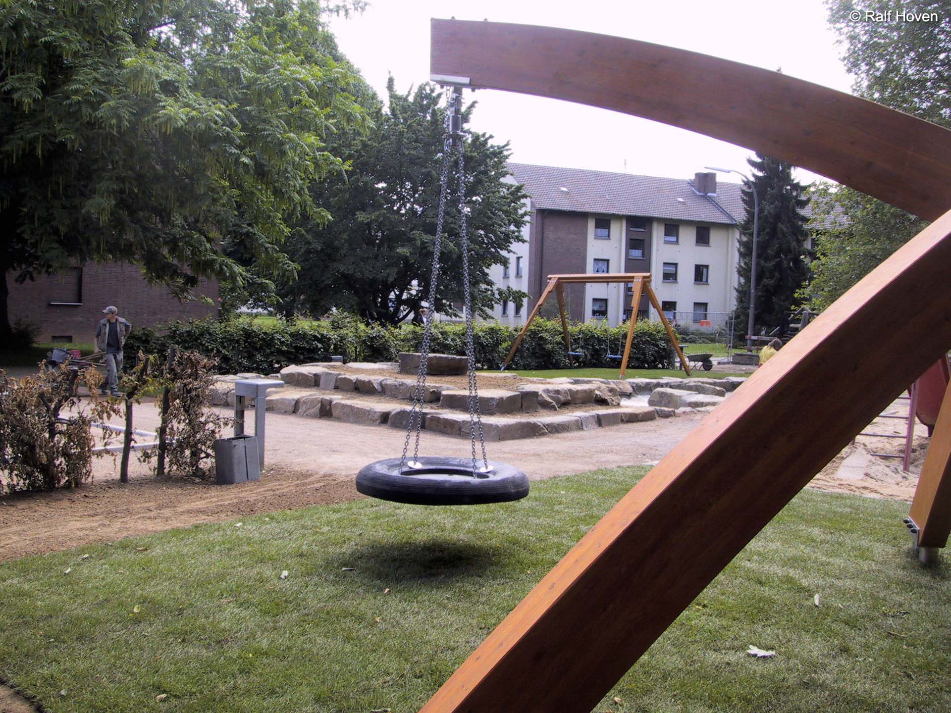 Aussenanlagen K&ouml;ln Spielplatz Spielger&auml;te Wasserrinne