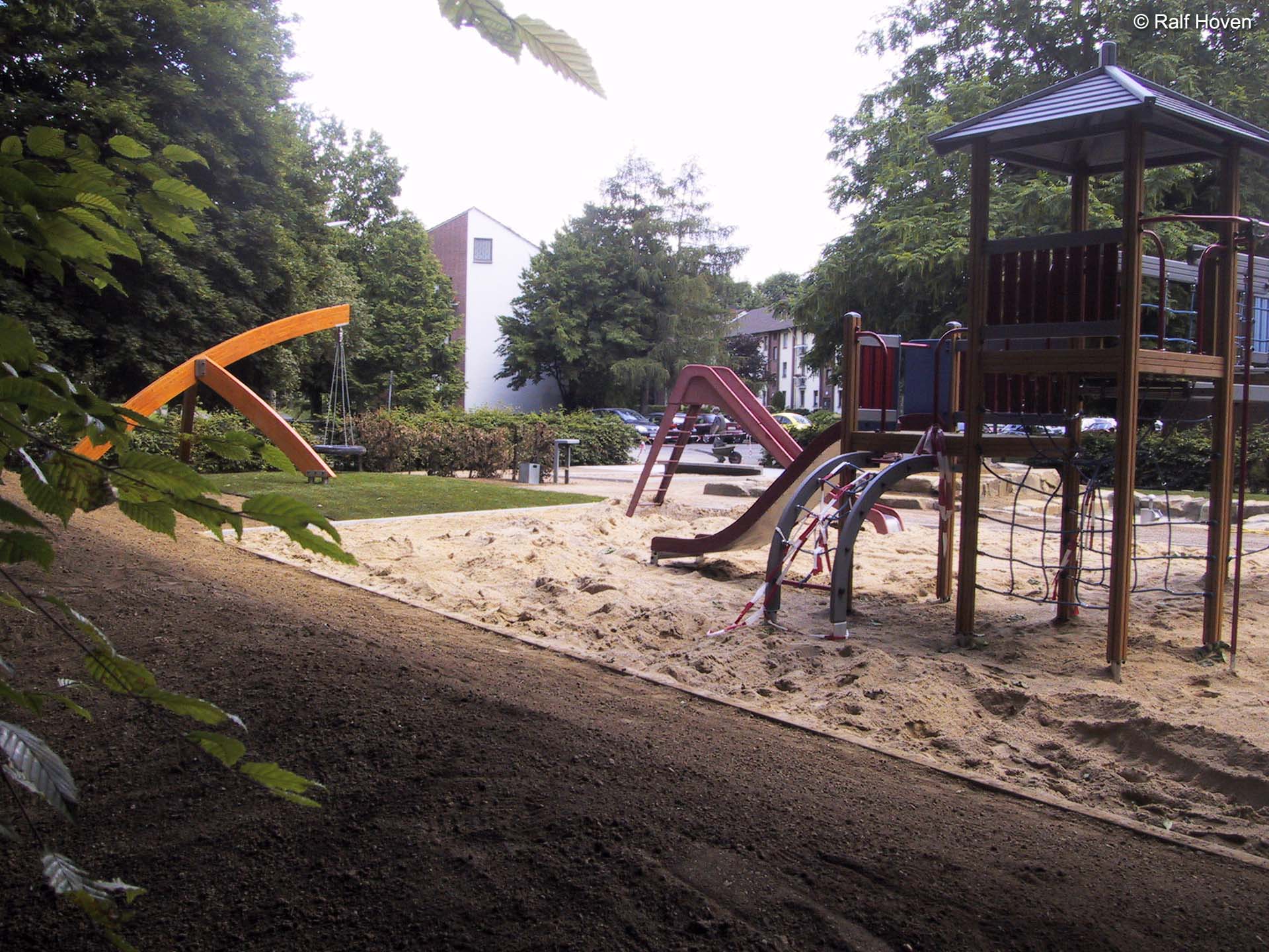 Aussenanlagen K&ouml;ln Spielplatz Spielger&auml;te Wasserrinne