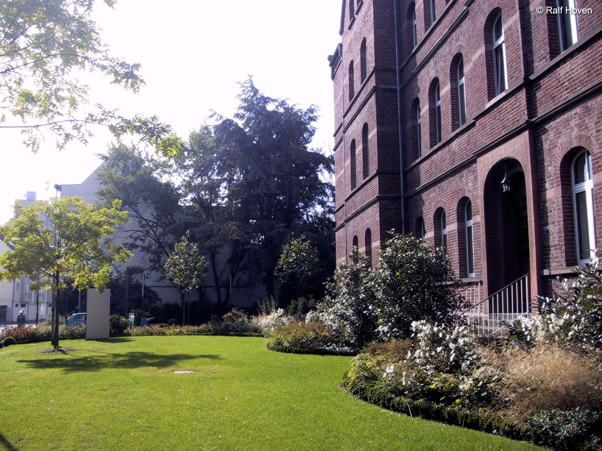 Aussenanlagen Br&uuml;hl Au&szlig;enraum Aufenthaltsqualit&auml;t Staudenpflanzung Wege Klinker Wasserlauf