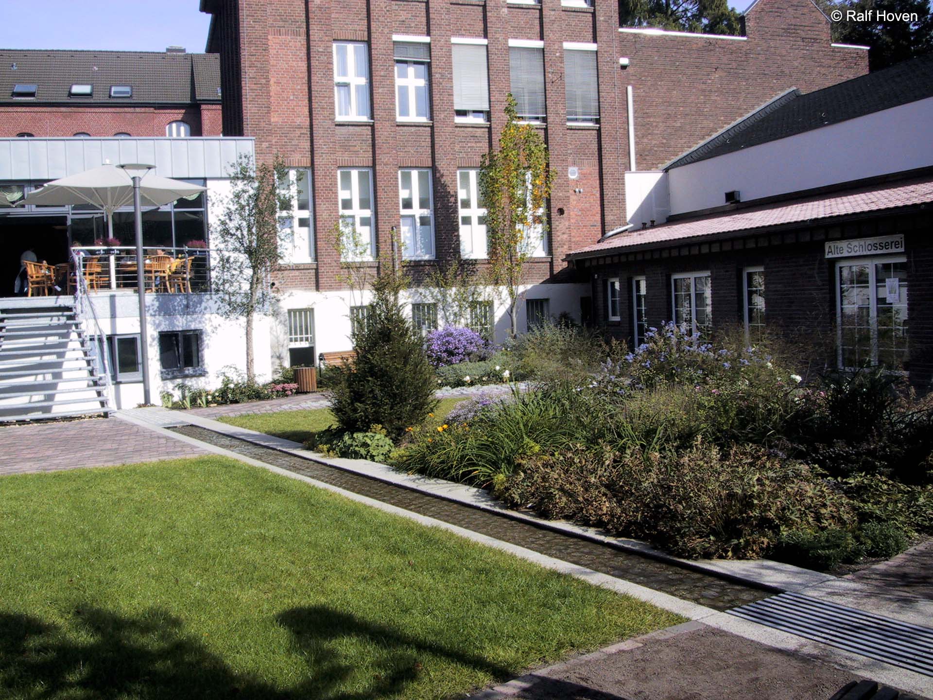 Aussenanlagen Br&uuml;hl Au&szlig;enraum Aufenthaltsqualit&auml;t Staudenpflanzung Wege Klinker Wasserlauf