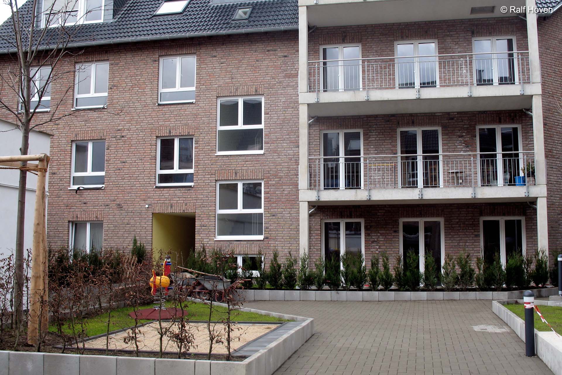 Aussenanlagen Br&uuml;hl Au&szlig;enraum Aufenthaltsqualit&auml;t Staudenpflanzung Wege Klinker Wasserlauf