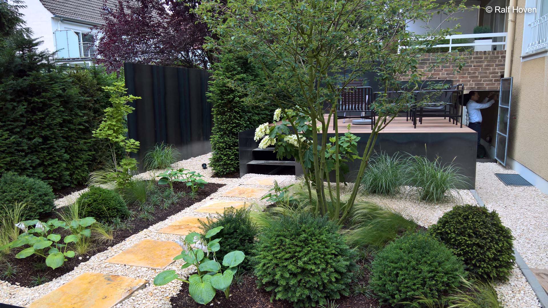 Gartengestaltung K&ouml;ln-Lindenthal, Gr&auml;serbeete, Wasserbecken, Naturstein, Heckenelemente